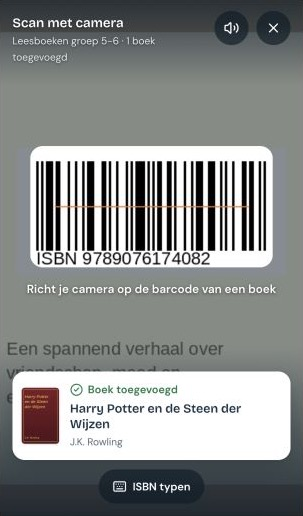Camerascanner met een ISBN-barcode in beeld en de bevestiging Boek toegevoegd, met titel, auteur en omslag van het gevonden boek.
